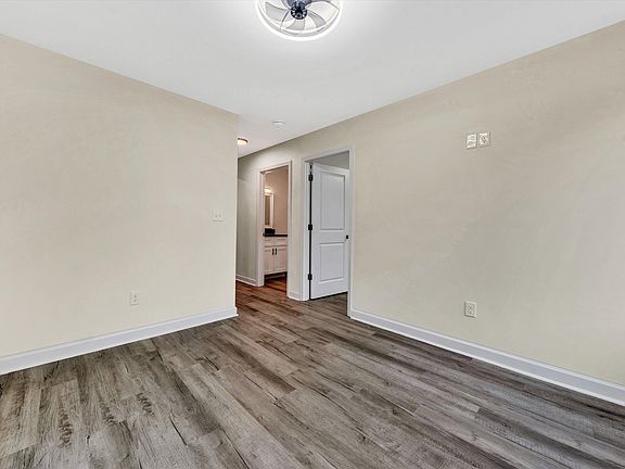 5th image of 130 W Calhoun St