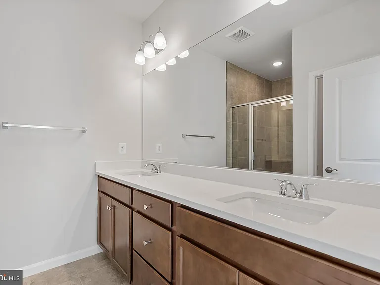 6947 Gladebrook Rd — Photo 33