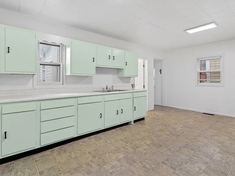 723 W Court St — Photo 2