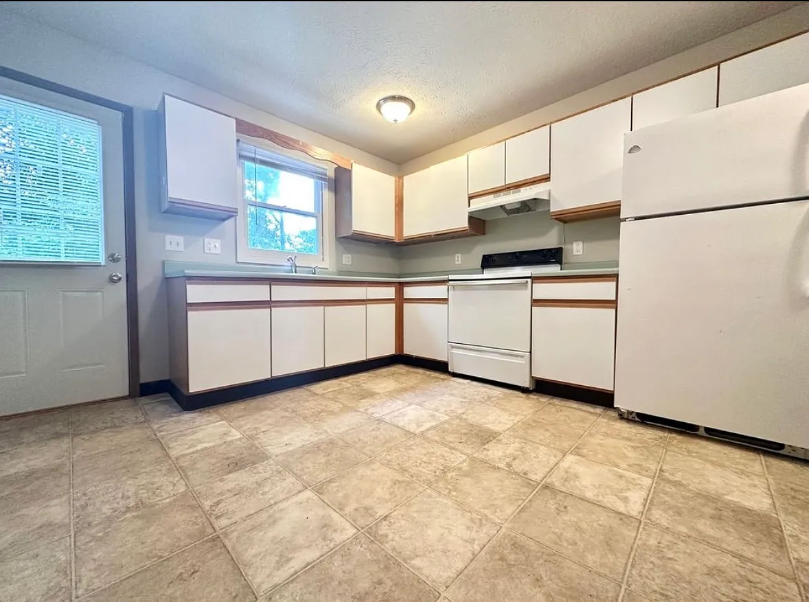 3 bed, 1.5 bath, 992 sqft, $1,295 — Photo 2