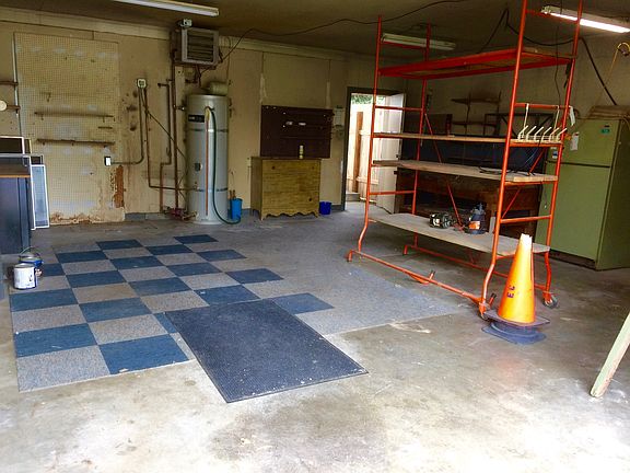 Huge garage /workshop