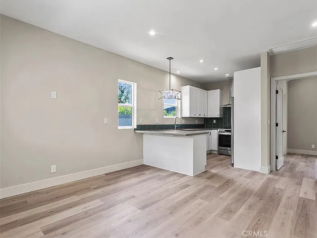 3 bed, 900 sqft, $4,195 — Photo 2