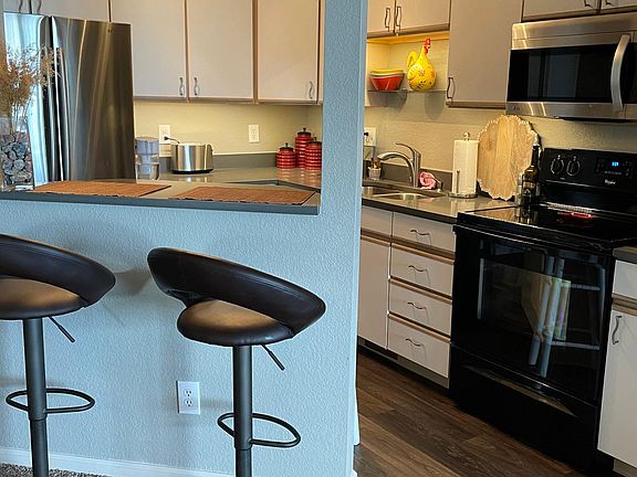 Quartz Counters,Stainless Appliances