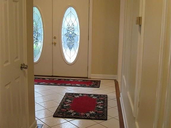 Foyer into home