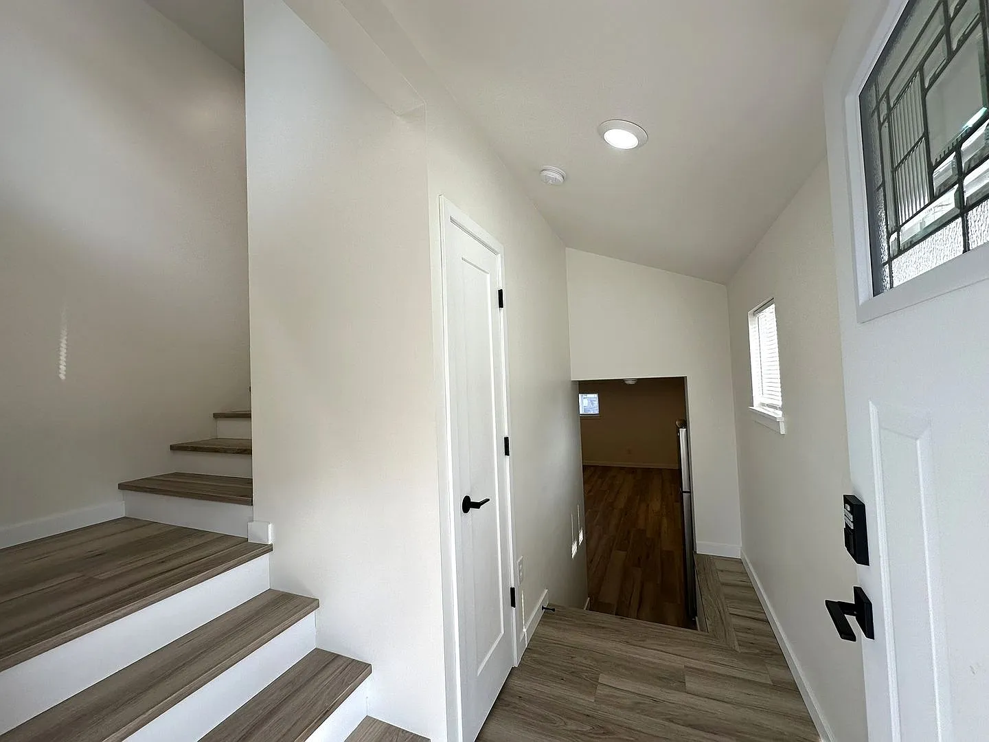 Gorgeous Split-Level Home in Historic Bayside with Washer/Dryer and Prime Location — Photo 2