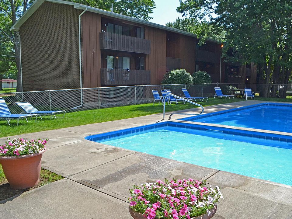 pool with bbq pit and entertaining area