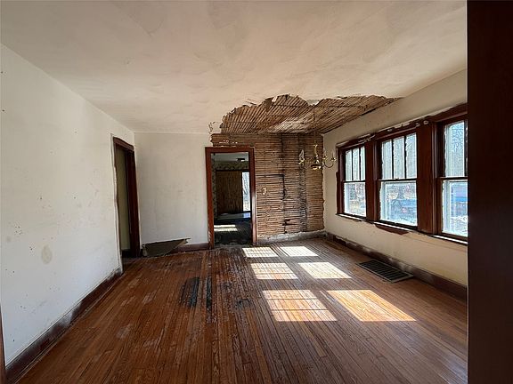 4th image of 36 Riverside St