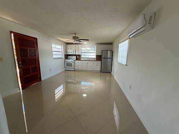 3rd image of 467 SE 3rd St #1