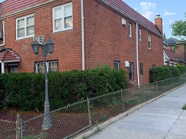 3063 82nd St, East Elmhurst, NY 11370