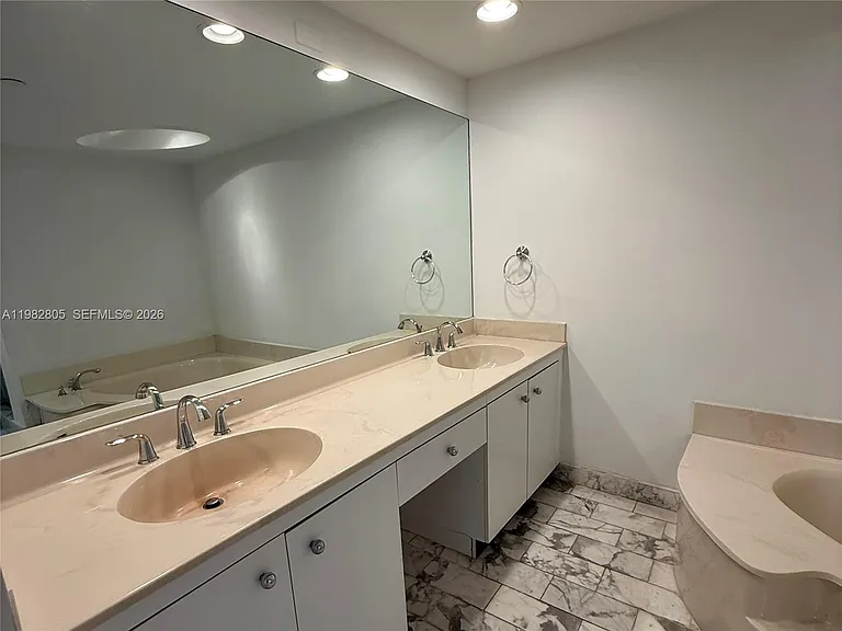 4000 Towerside Ter #1401 — Photo 17