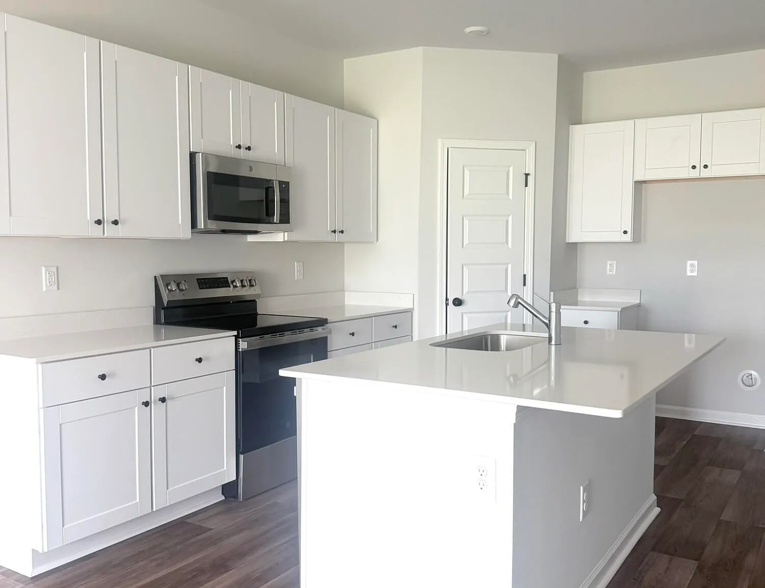 3 bed, 3.0 bath, 1437 sqft, $2,150 — Photo 3