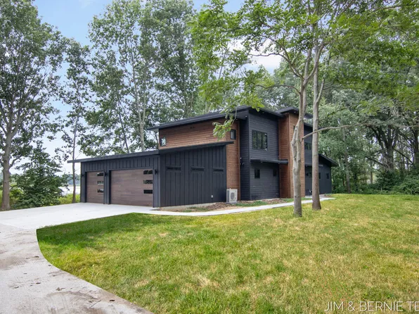 1165 Bridge St, Saugatuck, MI 49453