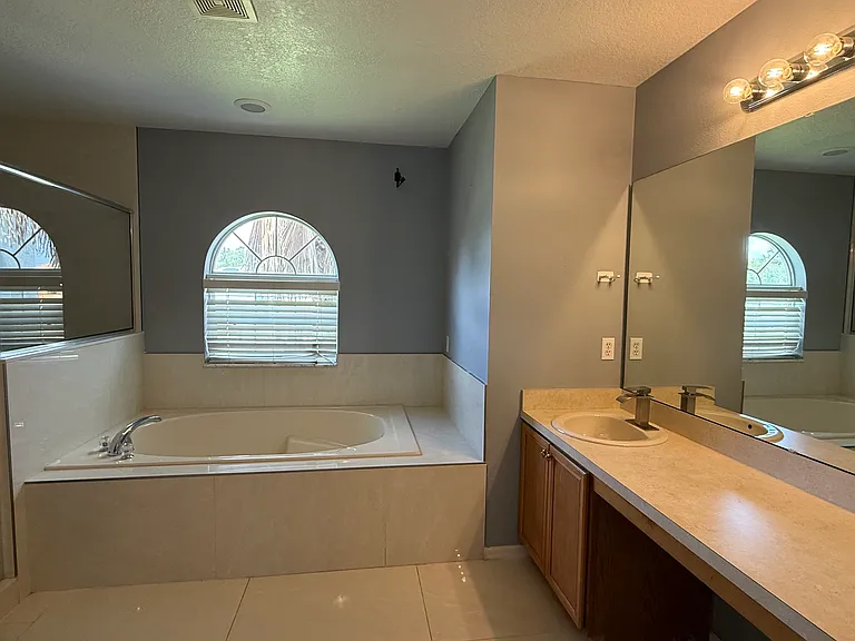 554 Bristol Cir — Photo 27