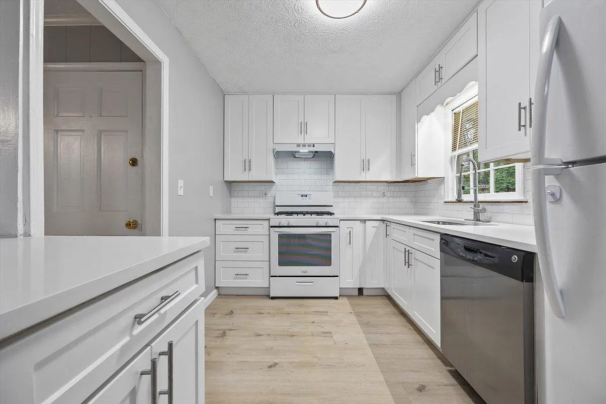 4 bed, 3.0 bath, 3000 sqft, $1,403 — Photo 2