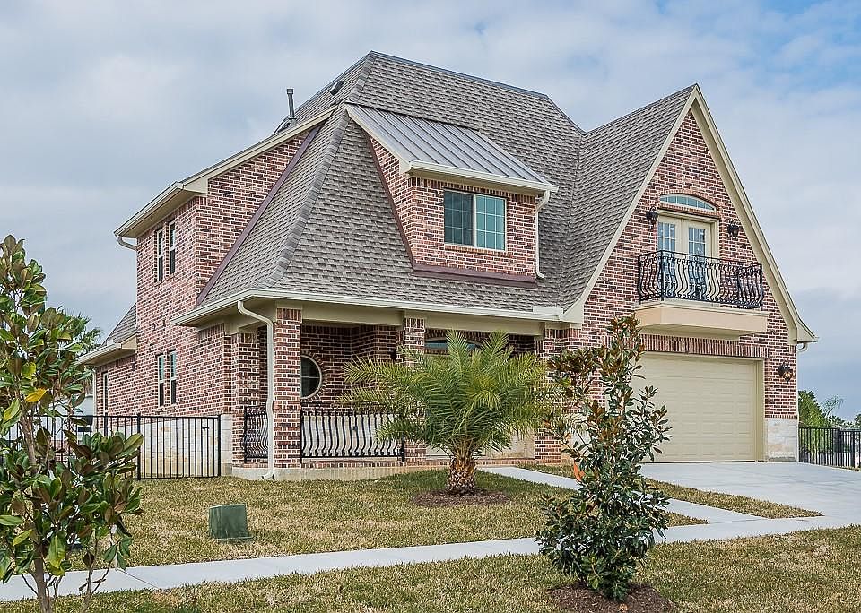 BEAUTIFUL FULL BRICK AND STONE FRONT FACADE WITH FRONT PORCH, BELL BOTTOM PIER FOUNDATION AND CUSTOM INTERIOR FINISHES. OUTSTANDING LOCATION ON A DOUBLE, CORNER LOT WITH PRIVATE GATED ENTRY AND LESS THAN 2 BLOCKS AWAY FROM 2 MARINAS TO DOCK YOUR BOAT
