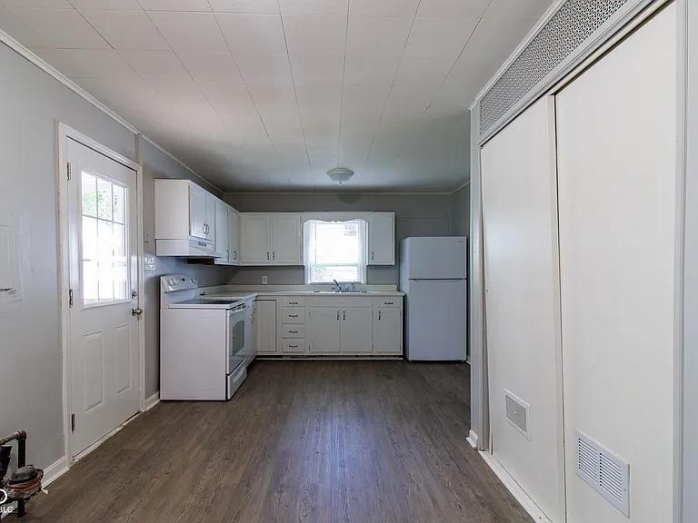 4430 N Longworth Ave — Photo 6