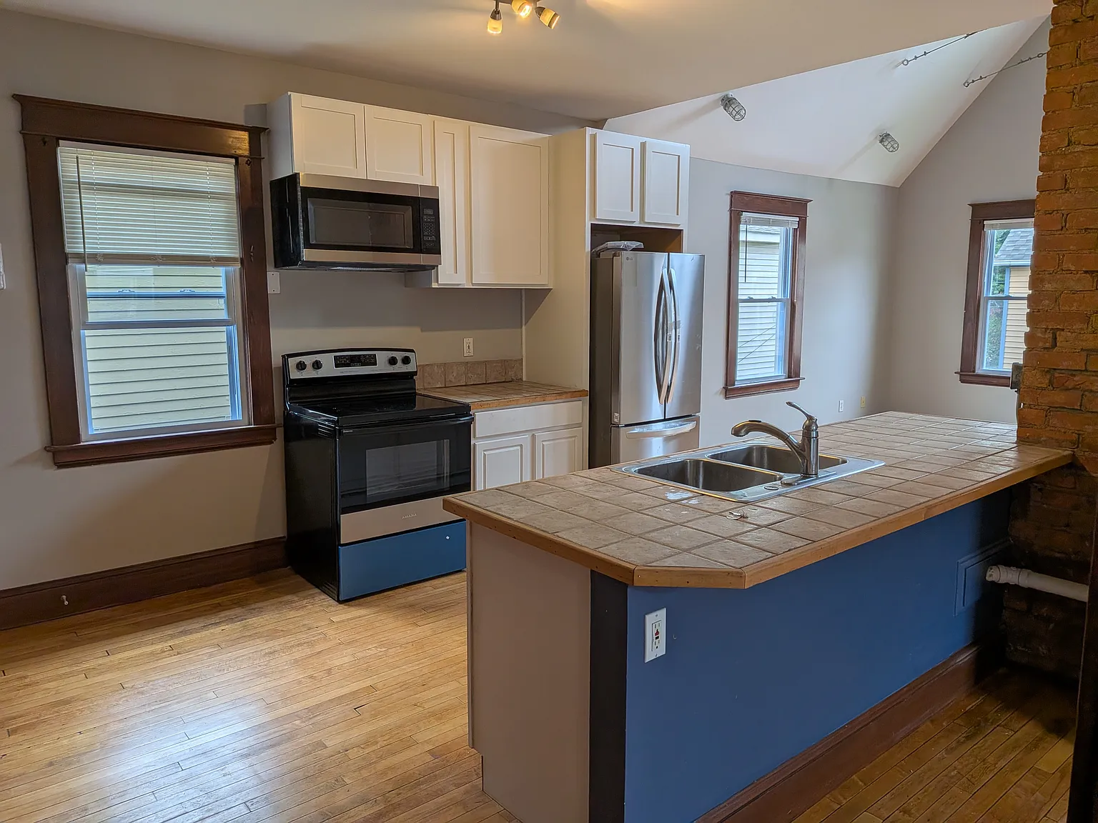1014 Kenilworth — Photo 3