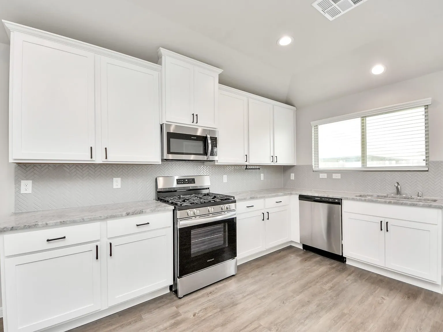 3 bed, 2.0 bath, 1368 sqft, $1,800 — Photo 2