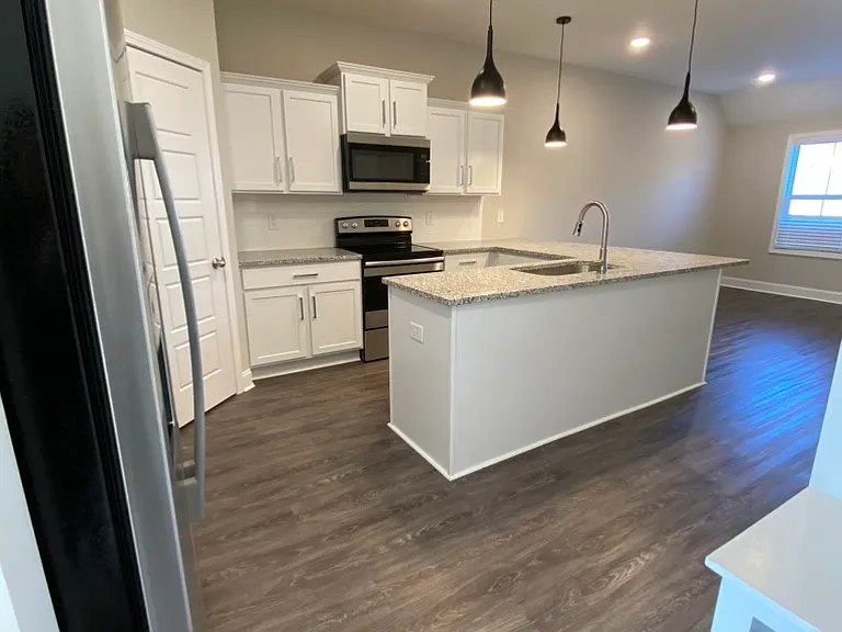 1039 Glenkirk Dr — Photo 3
