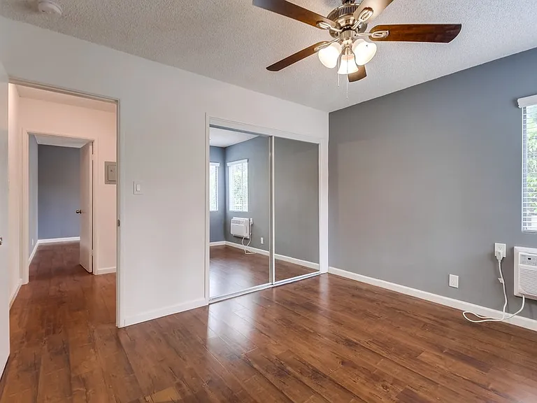 Classic Courtyard Building on Venice Blvd Secure, Convenient, Pet-Friendly — Photo 10