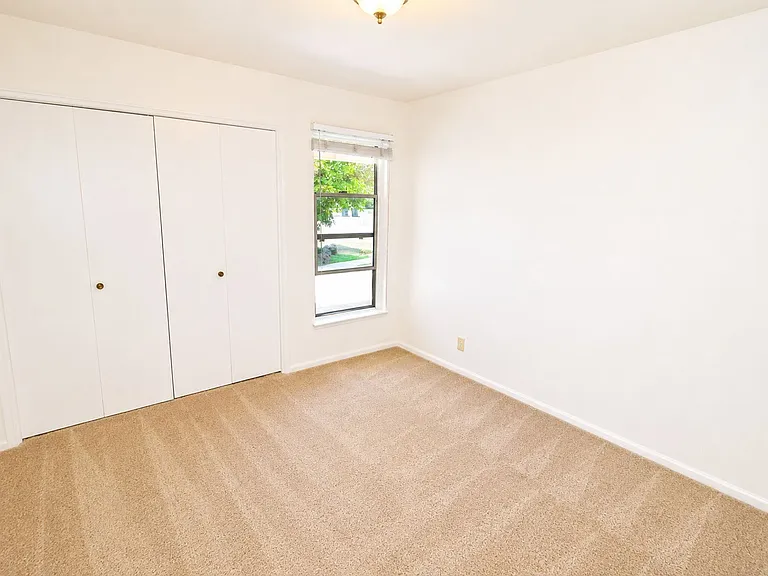 1087 N Greengrove St — Photo 15