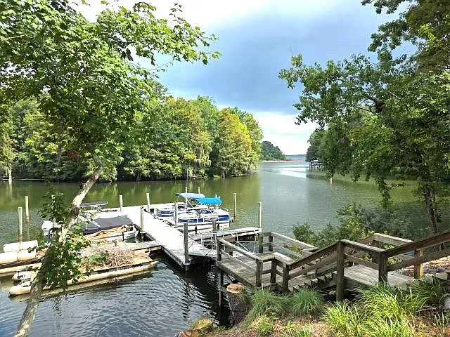 2 bed, 2.0 bath, 1298 sqft, $1,800 — Photo 2