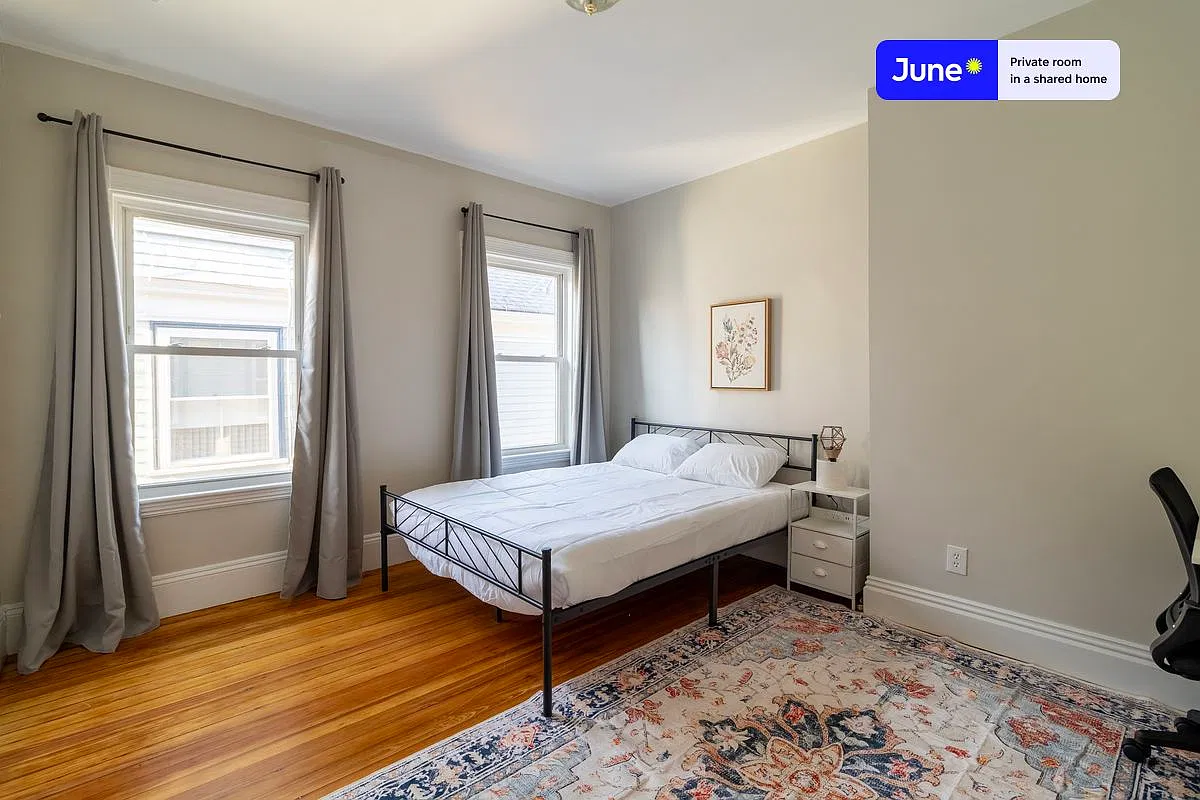 Queen bedroom in 5 bed/2 bath home in Brookline #1801 C — Photo 1