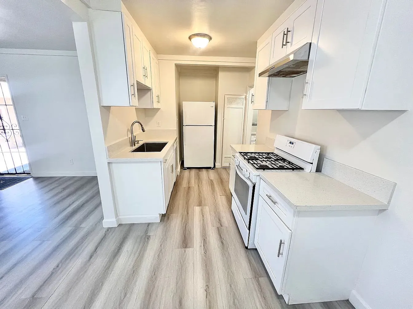 1825 E Broadway — Photo 2