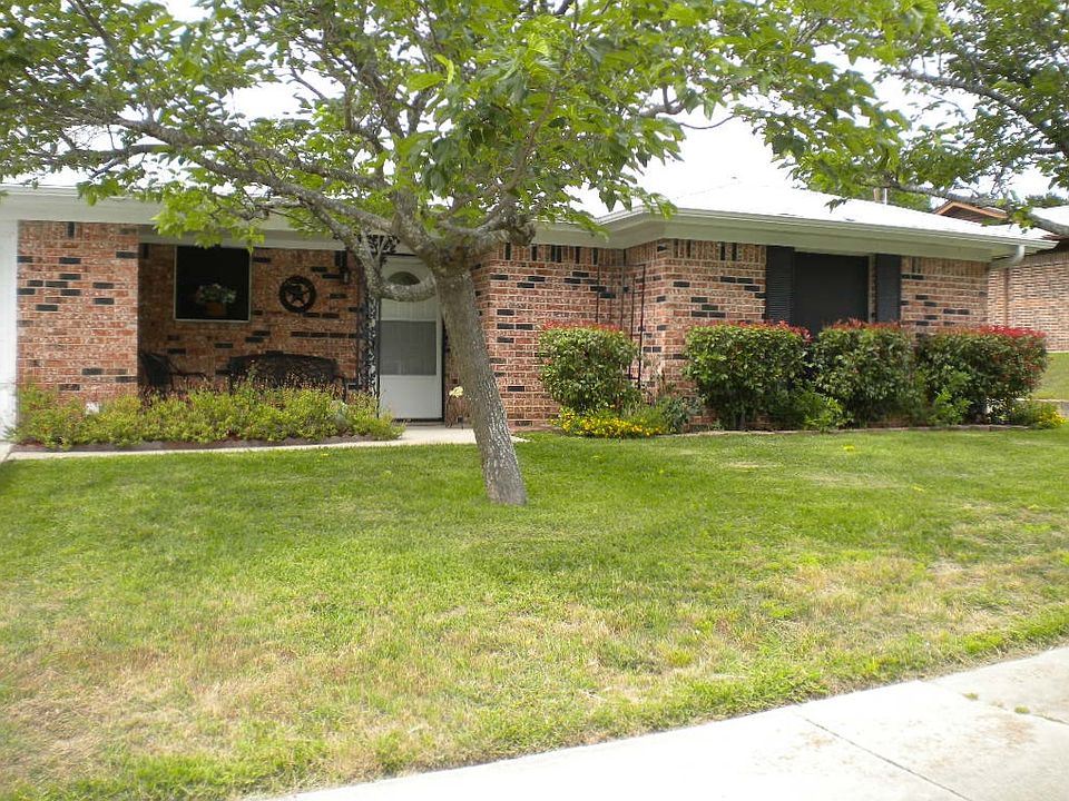 1st image of 907 Lynn Ln
