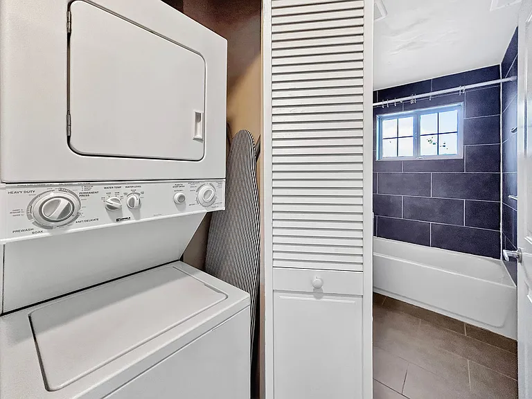 Sloan's Lake: 2-Bedroom Unit With High-End Finishes — Photo 17