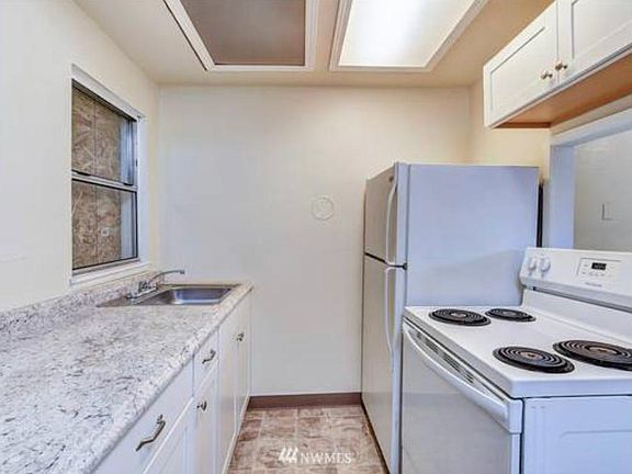 3rd image of 1800 Lombard Ave #2