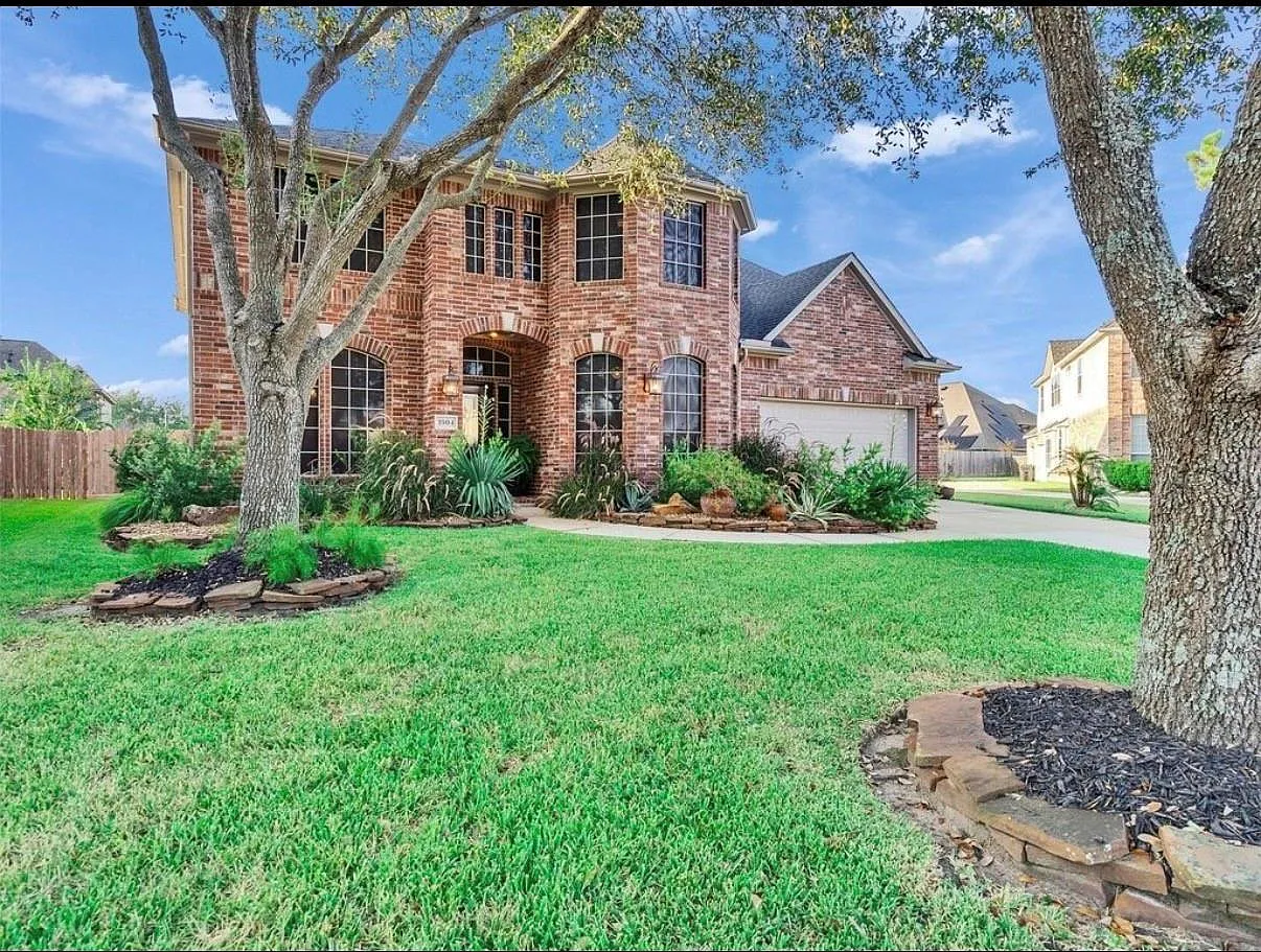 5 bed, 3.5 bath, 3703 sqft, $3,500 — Photo 3