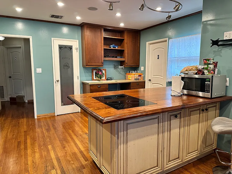 4635 Fendyke Ave — Photo 4