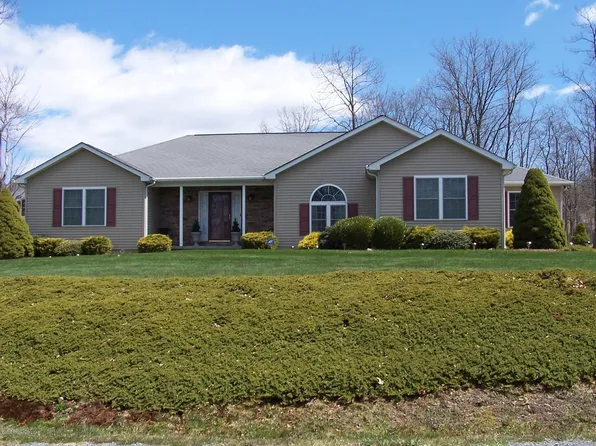 211 Circle Dr, Mountain Top, PA 18707