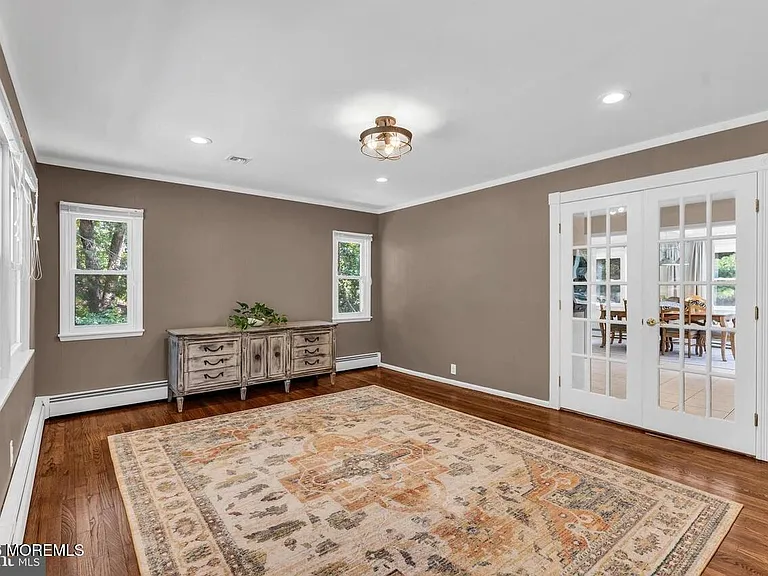 762 Lakehurst Ave — Photo 5