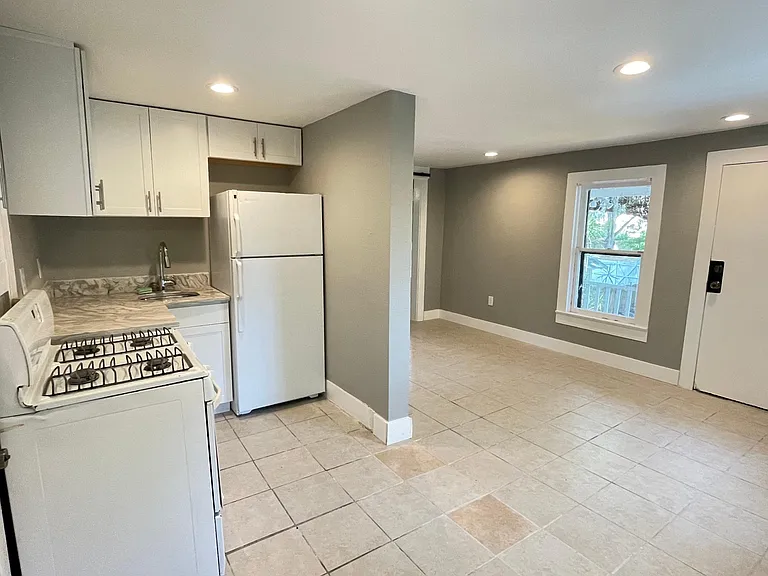 608 E Anderson St #4 — Photo 4
