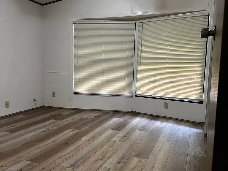 1816 Crestview Dr — Photo 4