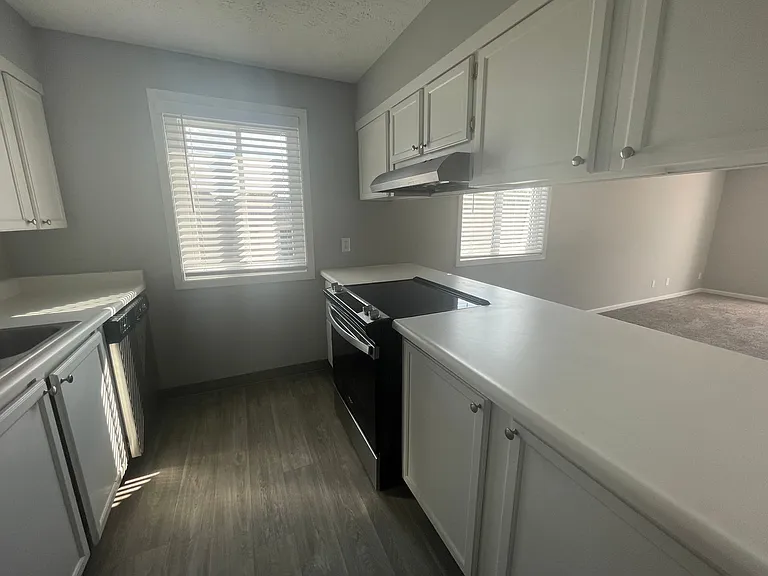 Superior Place Apartments — Photo 10