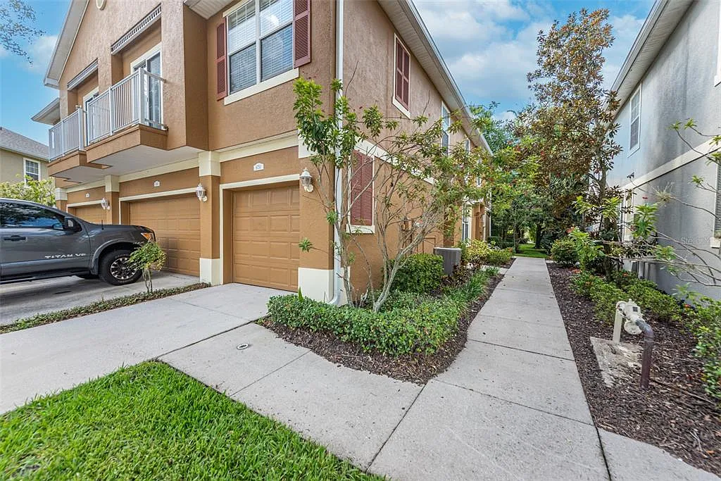 2 bed, 2.0 bath, 1298 sqft, $1,800 — Photo 2
