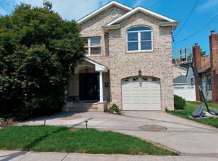 17 Rosebud Ave, Merrick, NY 11566