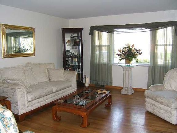 Gracious living room w/hardwood floors