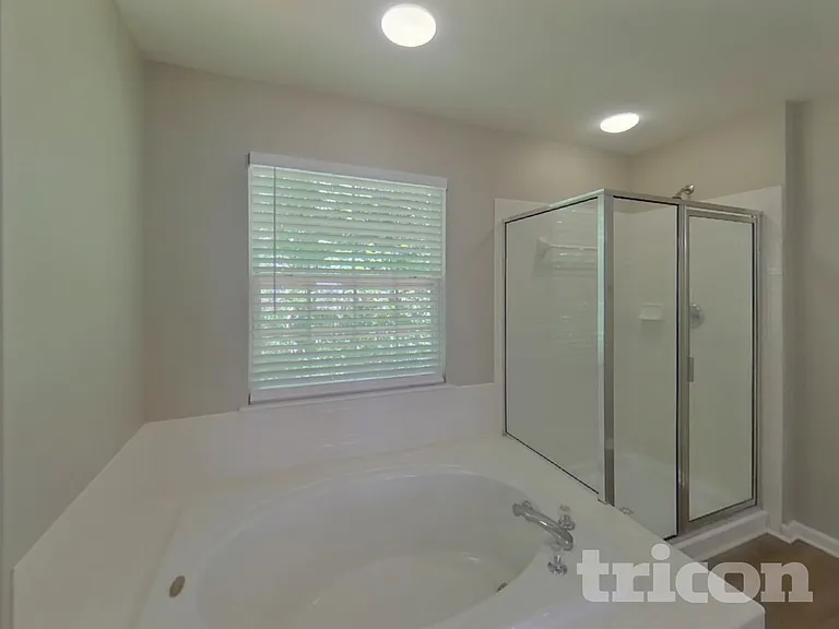 1002 Hollingdale Ct — Photo 9
