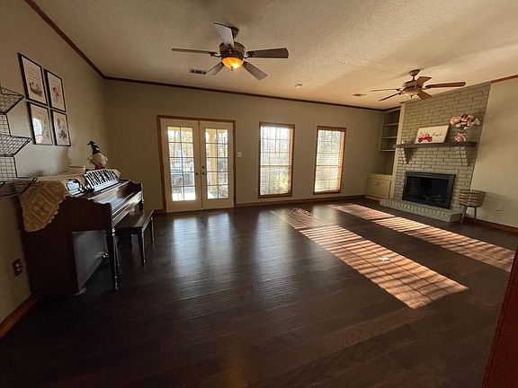3rd image of 995 Oakridge Dr