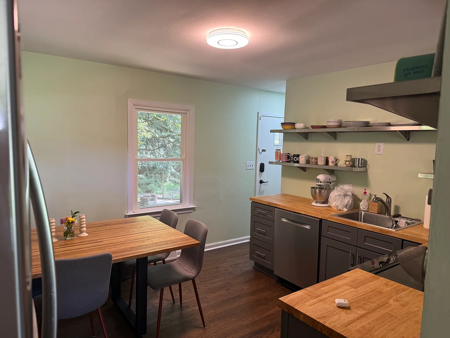 3 bed, 1000 sqft, $2,200 — Photo 3