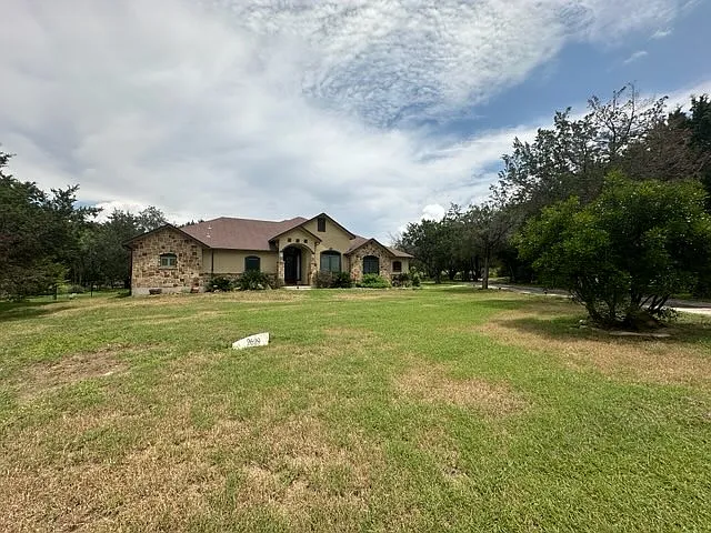 3 bed, 2.5 bath, 2362 sqft, $3,200 — Photo 2
