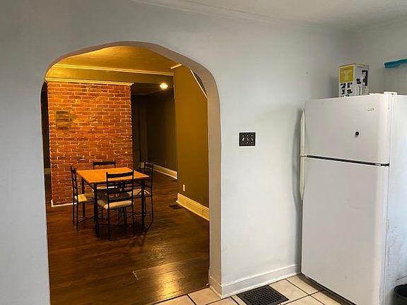 4th image of 409 White St