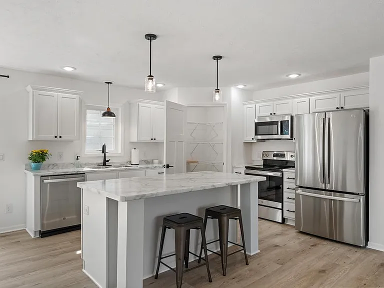 401 Clark St — Photo 4