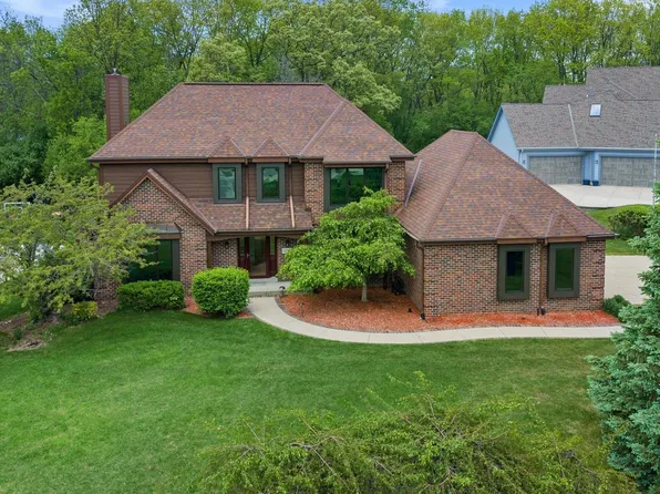 4385 S Sommerset DRIVE, New Berlin, WI 53151