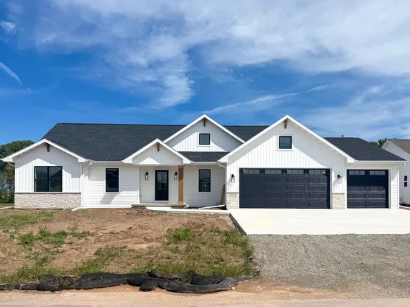 N8864 Galway Ln, Menasha, WI 54952