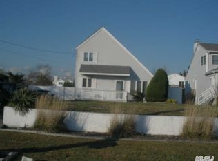 7 Peters Dr, Shirley, NY 11967